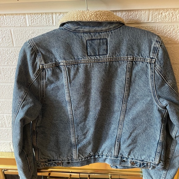 Levi’s medium wash Sherpa denim jacket - Picture 2 of 2